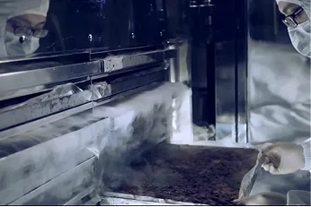 煙が立中で、ベニクスノキタケをフリーズドライしている様子