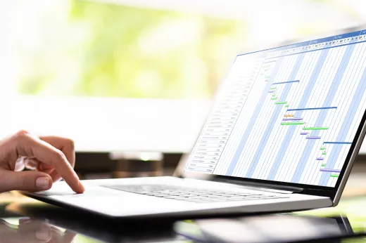 青い手袋をはめた研究員が試験管を扱う様子に、棒グラフや分子構造のホログラムが重なり、科学とテクノロジーの融合を表現している画像。