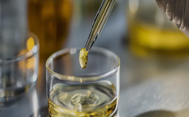 研究室でスポイトを使い、シャーレに液体を滴下する科学研究・技術開発の様子。