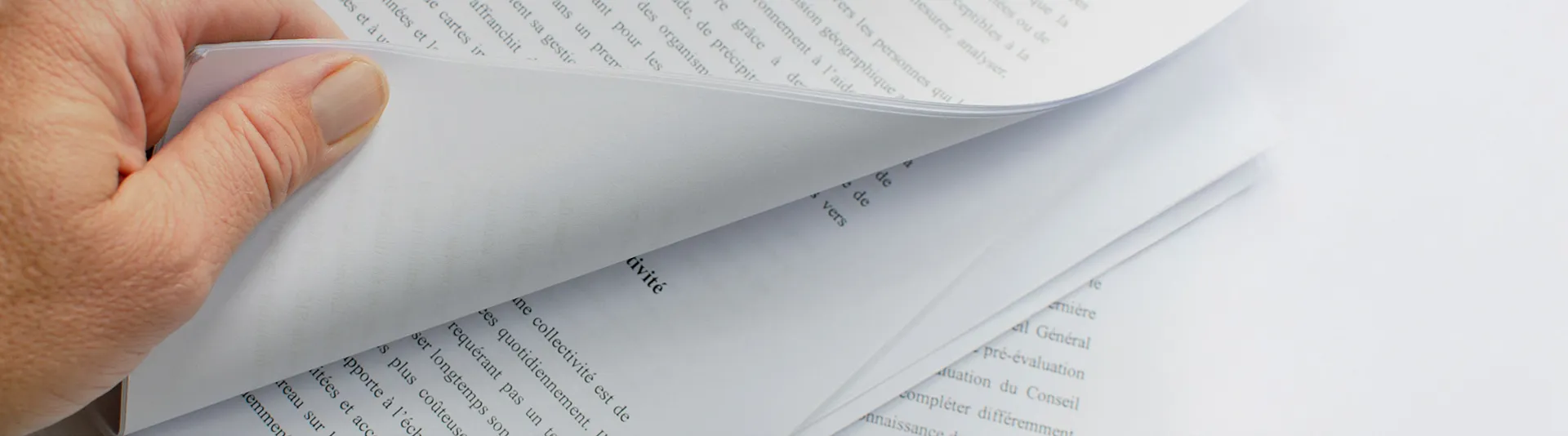 英語の論文を読んでいる手元のクローズアップ。