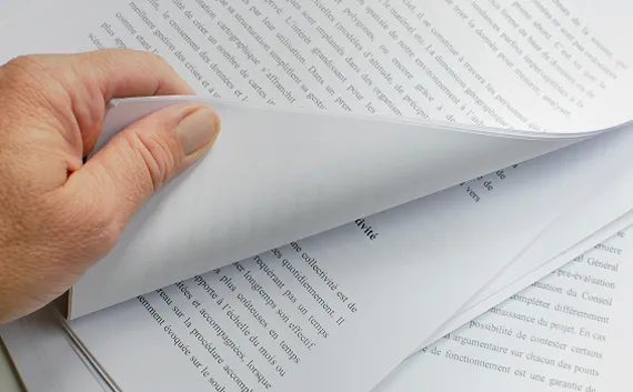 英語の論文を読んでいる手元のクローズアップ。