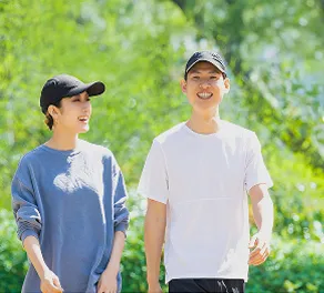 ベニクスノキタケの個体。表面は鮮やかなオレンジ色をしている。