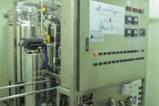 工場の大型抽出設備と制御パネルの様子