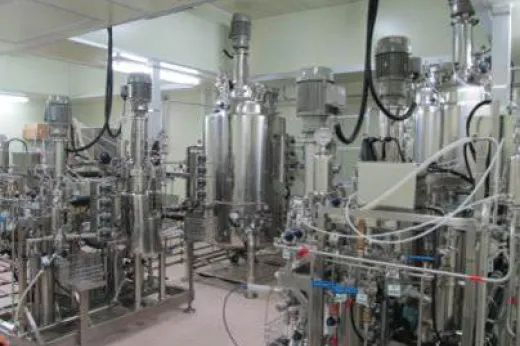 清潔な製造施設内に設置されたステンレス製ろ過・精製システム