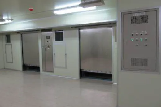 GMP基準に準拠した工場の大型クリーンルーム出入口