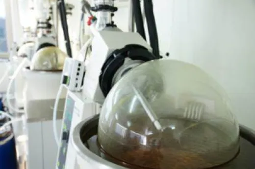 研究室に設置されたロータリーエバポレーターと減圧蒸留装置