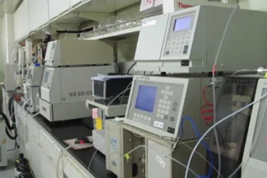 分析室のベンチに並ぶ高速液体クロマトグラフ（HPLC）などの精密分析機器