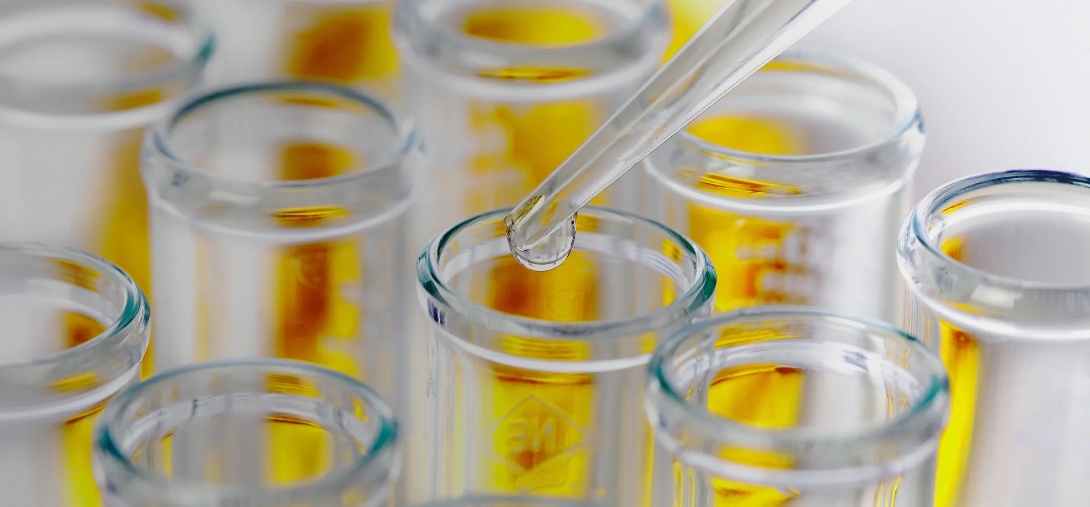 スポイトで試験管に液体を落とす研究・開発のイメージ