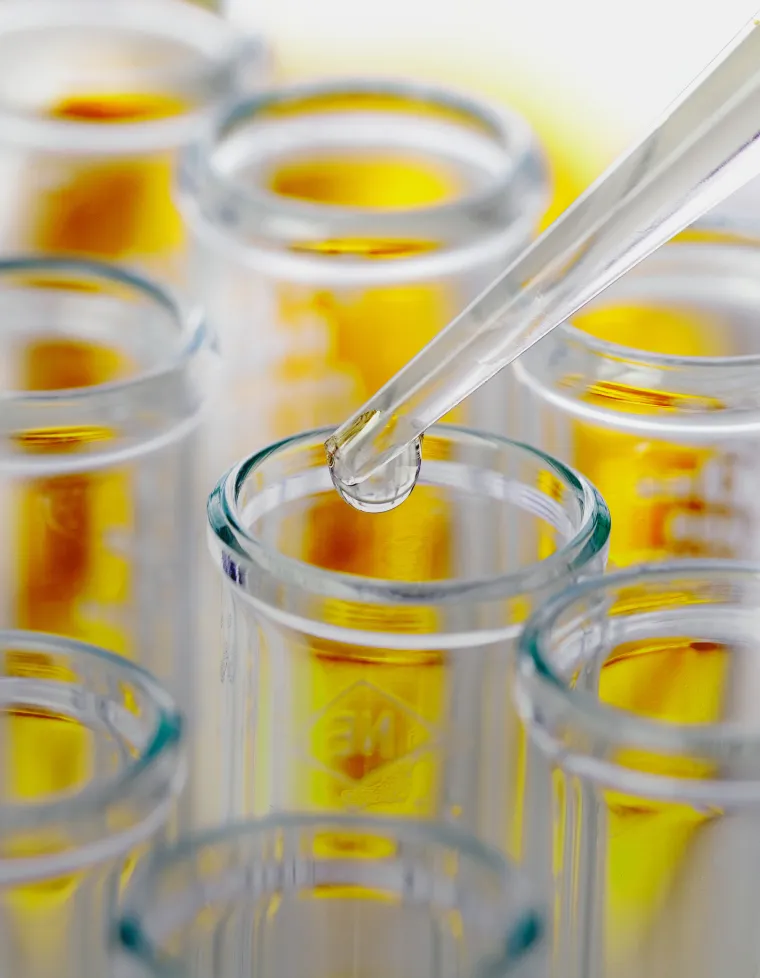 スポイトで試験管に液体を落とす研究・開発のイメージ